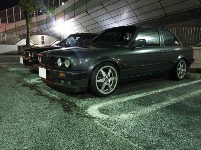 駐車場に並ぶ輸入車