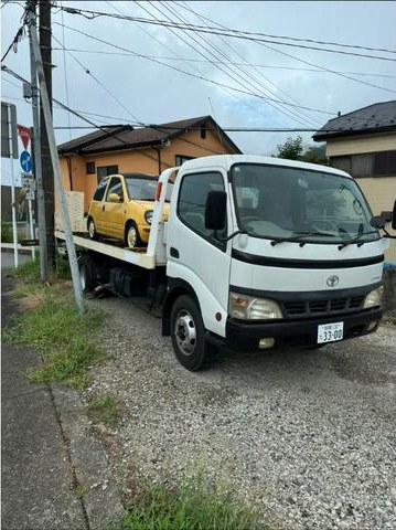 黄色い軽自動車を載せた積載車